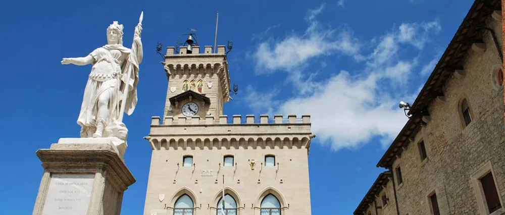 Cittadini riuniti in Piazza della Libertà per l'Istanza d'Arengo